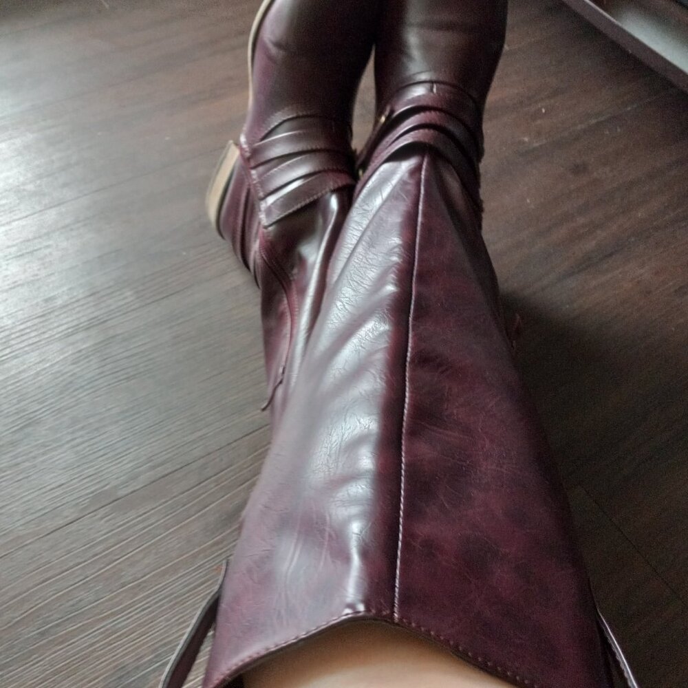*BARELY WORN* Maroon knee high boots